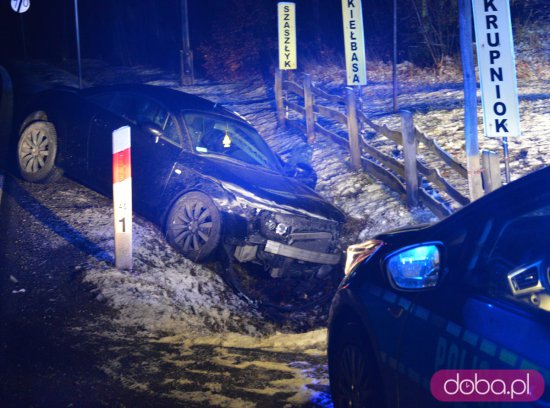 Osobówka wylądowała w rowie. Kierowca uciekał przed policją