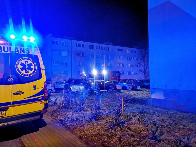 Pożar na os. XX-lecia i ewakuacja ponad 30 osób