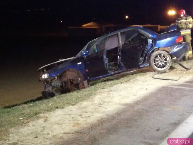 Dachowanie subaru na k8 w Braszowicach. Dwie osoby w szpitalu