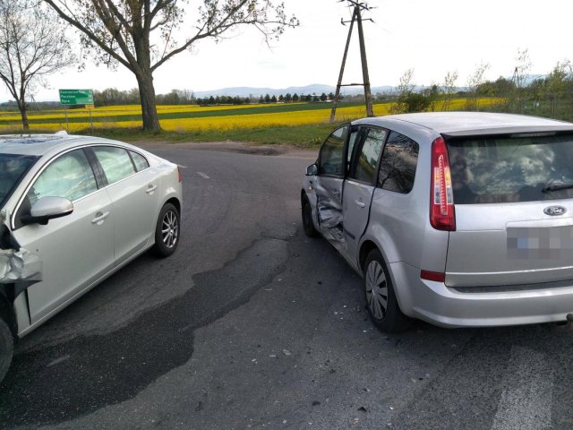 Zderzenie na skrzyżowaniu Kamienieckiej i Cukrowniczej w Ząbkowicach Śl.