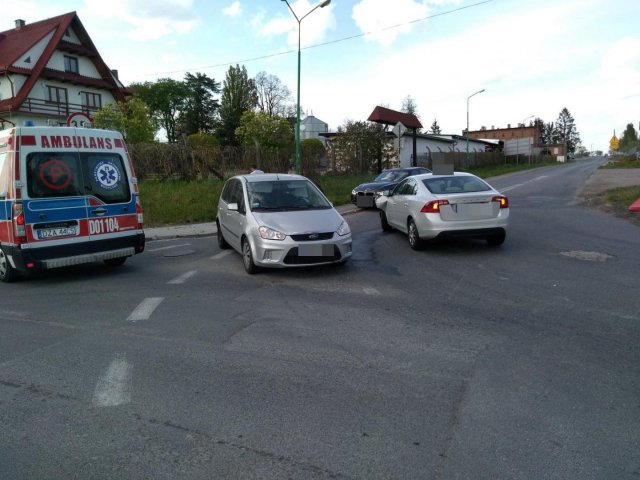 Zderzenie na skrzyżowaniu Kamienieckiej i Cukrowniczej w Ząbkowicach Śl.