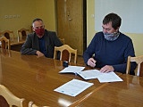 podpisanie umowy na remont kościoła poewangelickiego