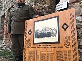 Przez Oflag VIIIB przeszło blisko 300 oficerów. Na jednym z archiwalnych zdjęć uwieczniono 100, którzy przebywali w Srebrnej Górze zimą 1940 roku.