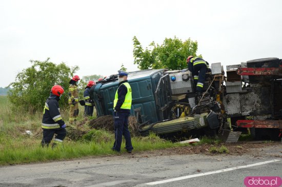 Ciężarówka wywróciła się na trasie Kamieniec Ząbkowicki- Złoty Stok