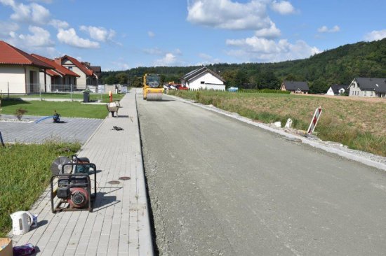 Nowa nawierzchnia na ulicy Wrzosowej w Bardzie