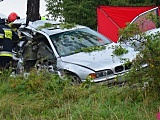 BMW uderzyło w  drzewo między Kamieńcem a Złotym Stokiem