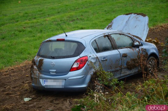 Opel wypadł z drogi na k46 w Mąkolnie