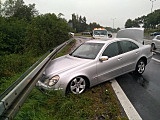 Mercedes uderzył w bariery  na k8 w Ząbkowicach