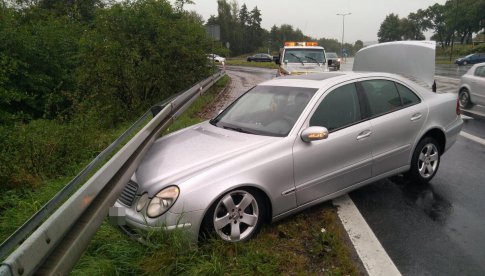 Mercedes uderzył w bariery  na k8 w Ząbkowicach