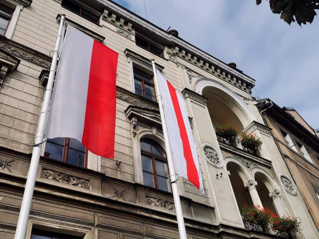 Flaga Białorusi przed urzędem miejskim w Ząbkowicach Śląskich