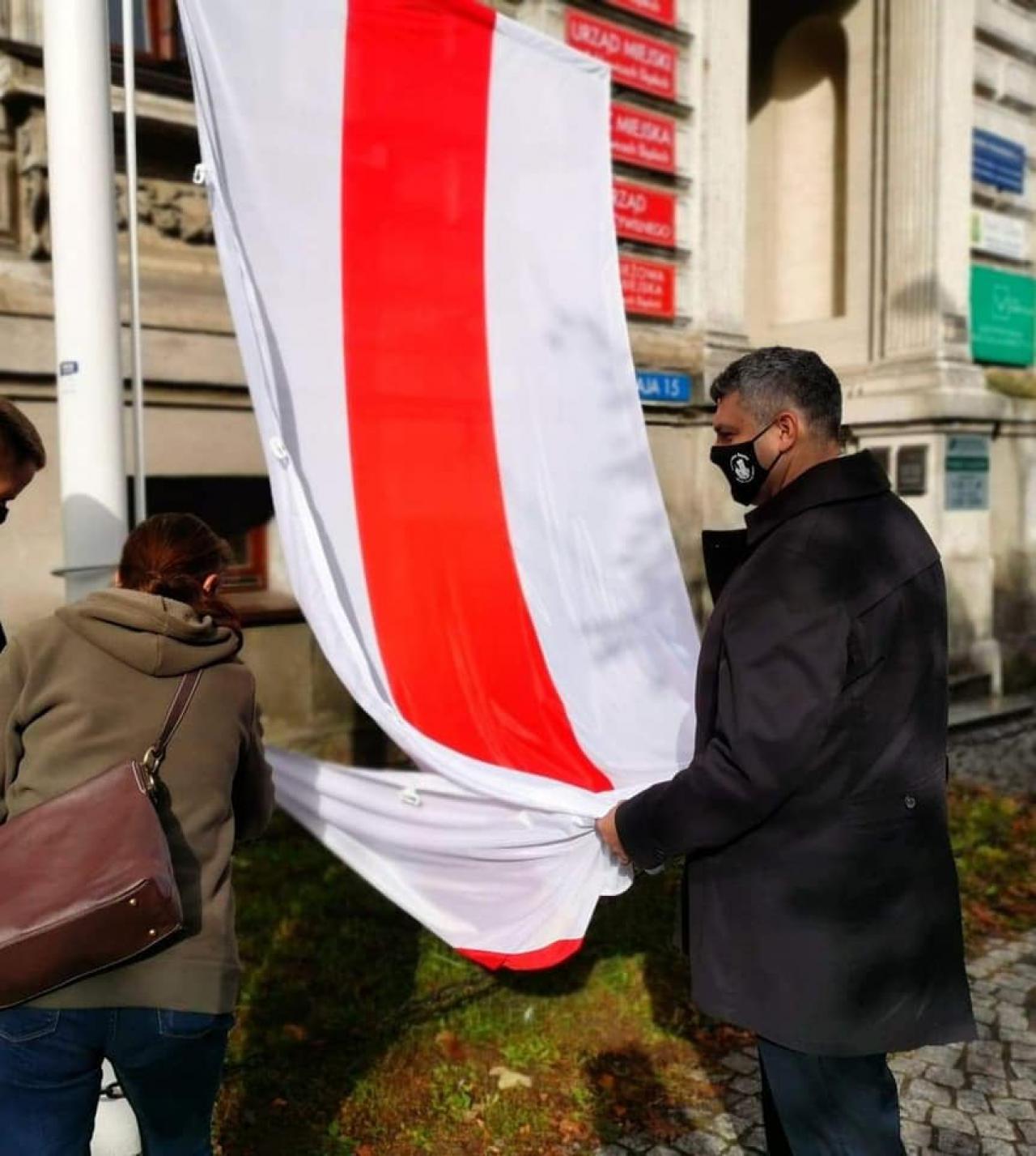 Flaga Białorusi przed urzędem miejskim w Ząbkowicach Śląskich