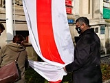 Flaga Białorusi przed urzędem miejskim w Ząbkowicach Śląskich