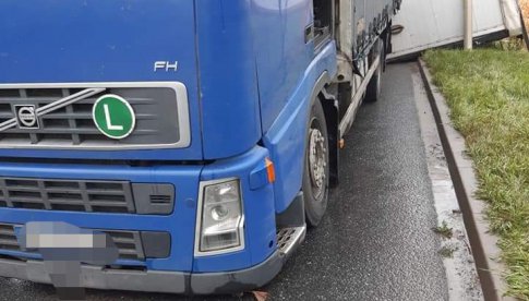 Na k8 w Braszowicach przewróciła się naczepa samochodu ciężarowego 