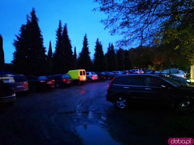 Premier ogłosił zamknięcie nekropoli. Ludzie ruszyli na cmentarze