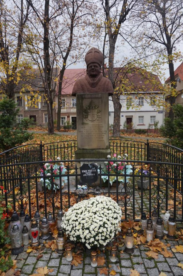 Gmina Bardo wsparła sprzedawców chryzantem