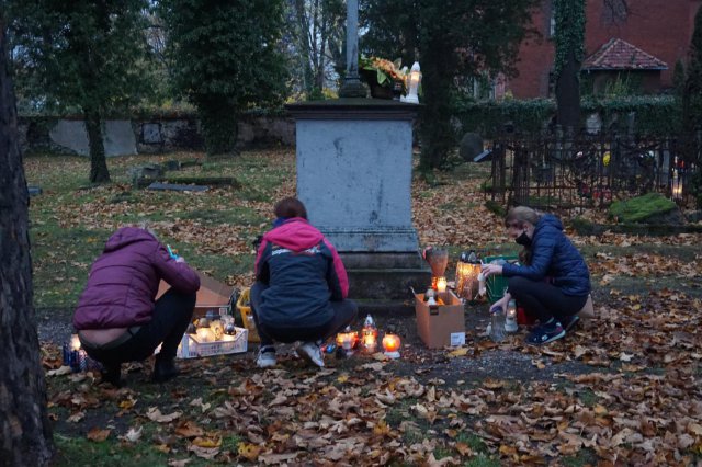 Światełka pamięci na starym cmentarzu w Złotym Stoku 