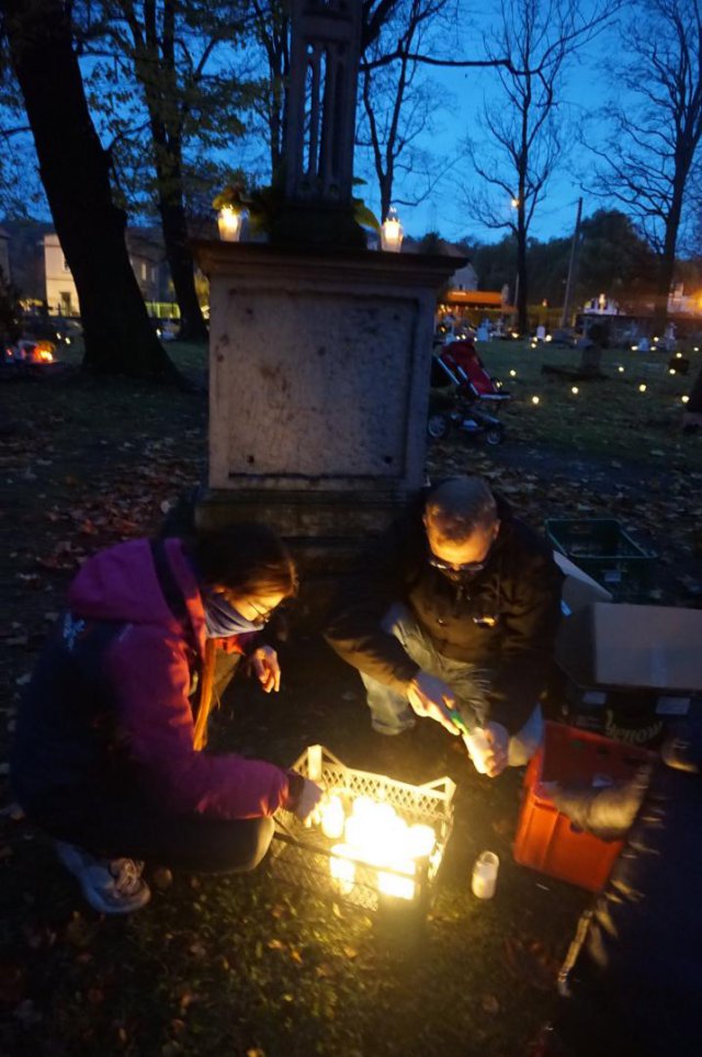 Światełka pamięci na starym cmentarzu w Złotym Stoku 