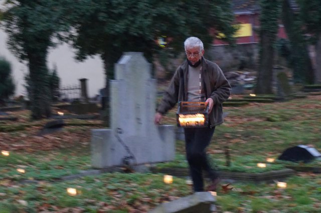 Światełka pamięci na starym cmentarzu w Złotym Stoku 