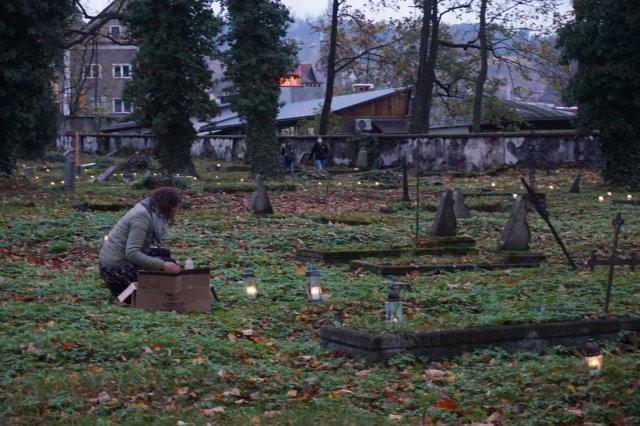 Światełka pamięci na starym cmentarzu w Złotym Stoku 