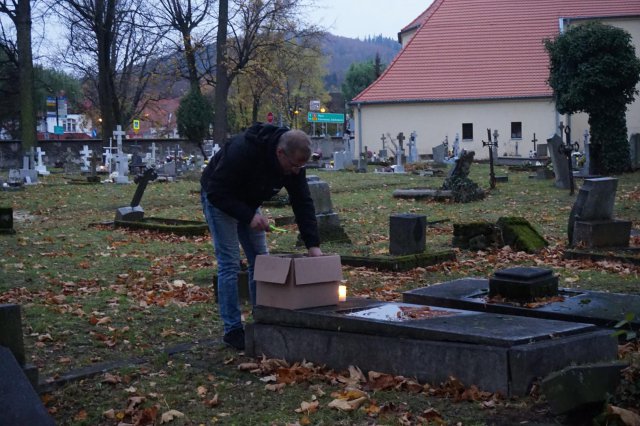 Światełka pamięci na starym cmentarzu w Złotym Stoku 