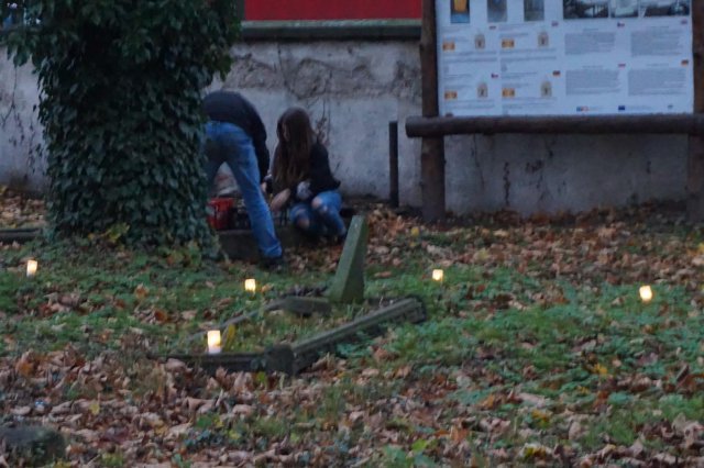 Światełka pamięci na starym cmentarzu w Złotym Stoku 
