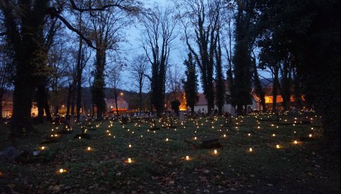 Światełka pamięci na starym cmentarzu w Złotym Stoku 