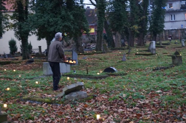 Światełka pamięci na starym cmentarzu w Złotym Stoku 