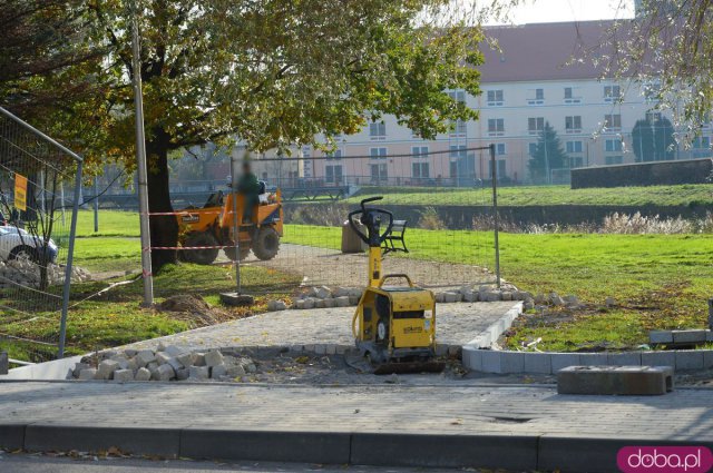 Trwa modernizacja przejść dla pieszych i skwerku w Kamieńcu Ząbkowickim 