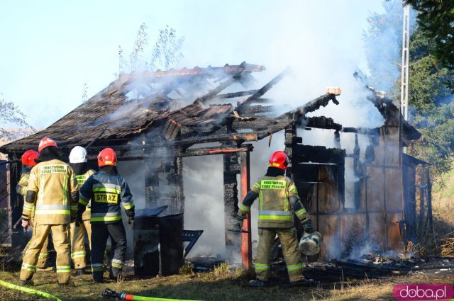 W Ożarach spłonął domek letniskowy