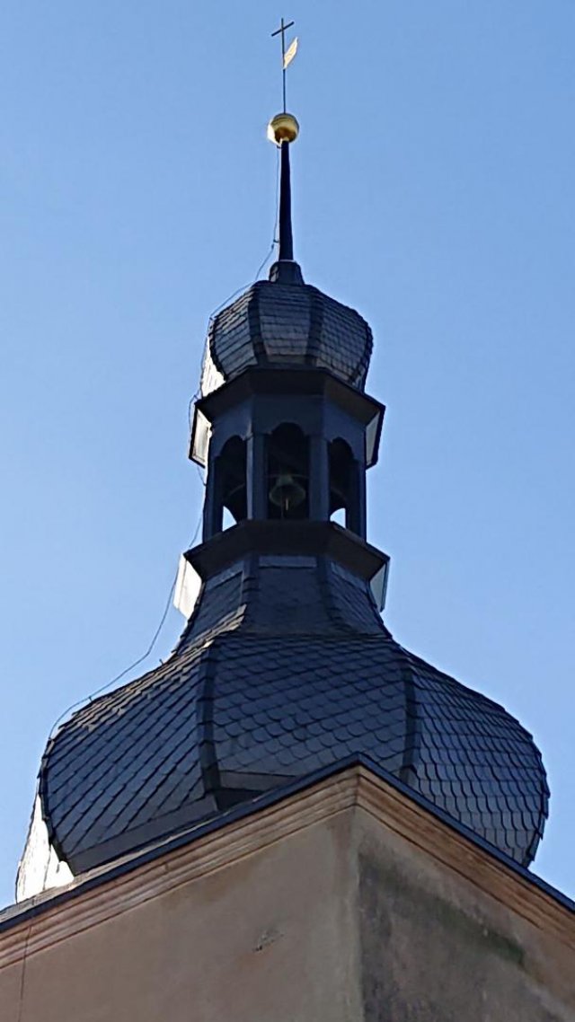  Zakończono remont wieży kościoła w Starym Henrykowie. W kuli iglicy złożono nową kapsułę czasu