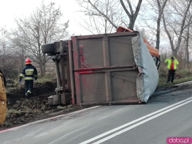 Samochód ciężarowy w rowie za Kamieńcem Ząbkowickim 