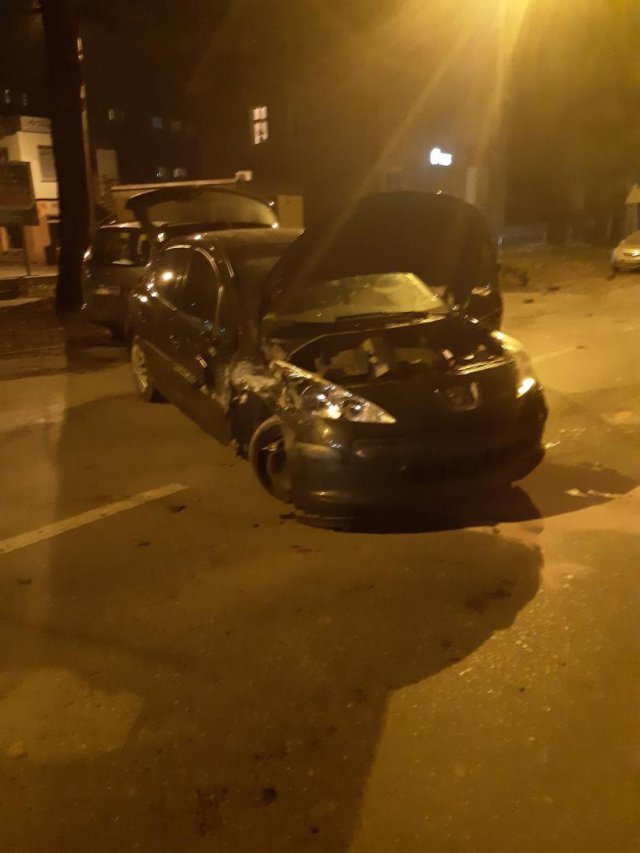 Uderzył w zaparkowane samochody, staranował śmietnik i znak