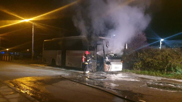 Pożar autobusu przy stacji paliw Ziębice