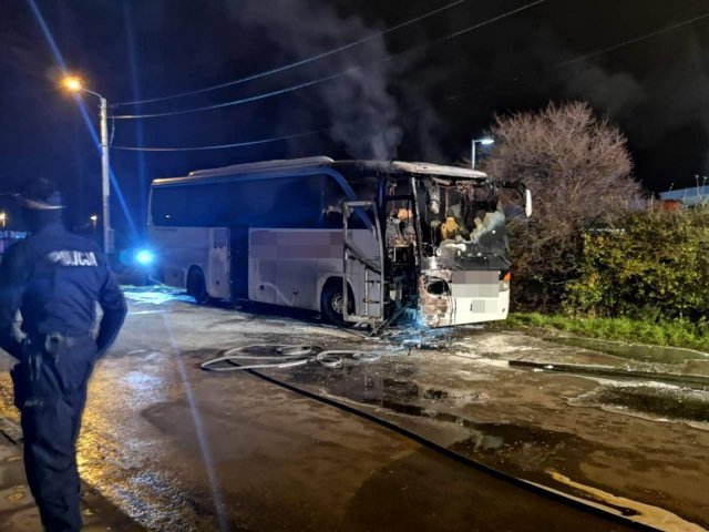Pożar autobusu przy stacji paliw Ziębice