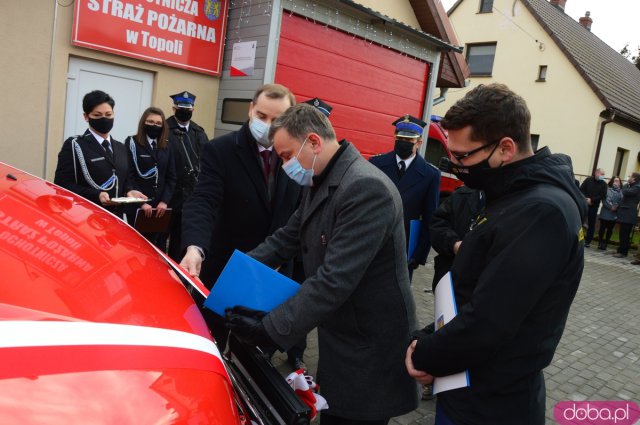 Oficjalne przekazanie nowe samochodu OSP Topola