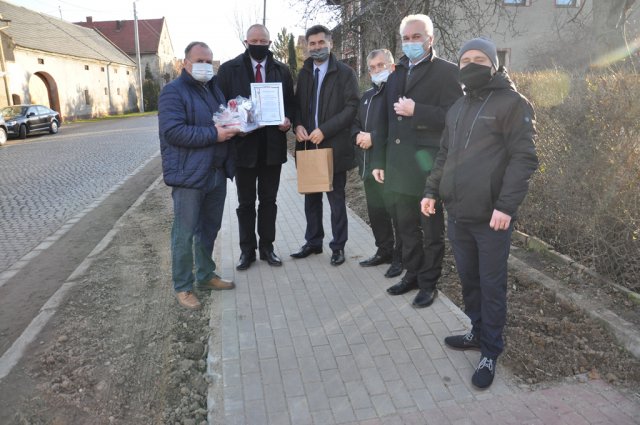 Nowy chodnik przy drodze powiatowej w Przyłęku gotowy