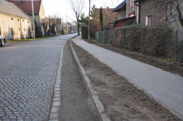 Nowy chodnik przy drodze powiatowej w Przyłęku gotowy