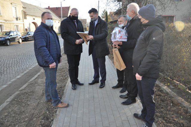 Nowy chodnik przy drodze powiatowej w Przyłęku gotowy