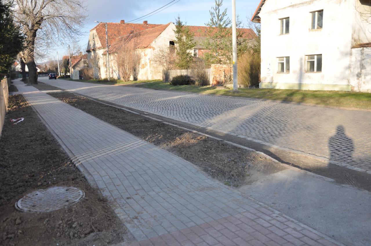 Nowy chodnik przy drodze powiatowej w Przyłęku gotowy