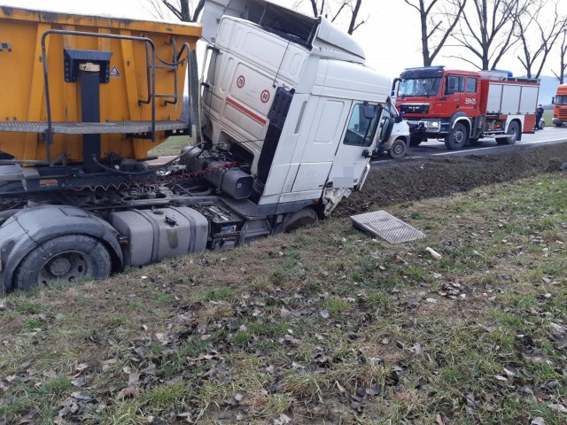 Zderzenie ciężarówki i busa na k8 za Braszowicami