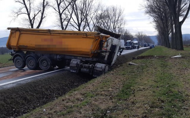Zderzenie ciężarówki i busa na k8 za Braszowicami