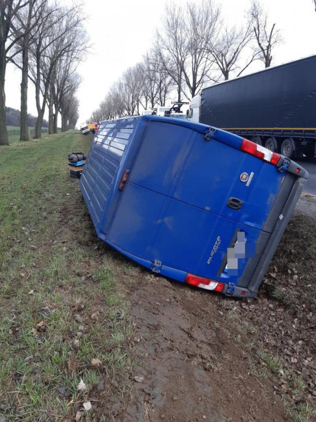 Zderzenie ciężarówki i busa na k8 za Braszowicami