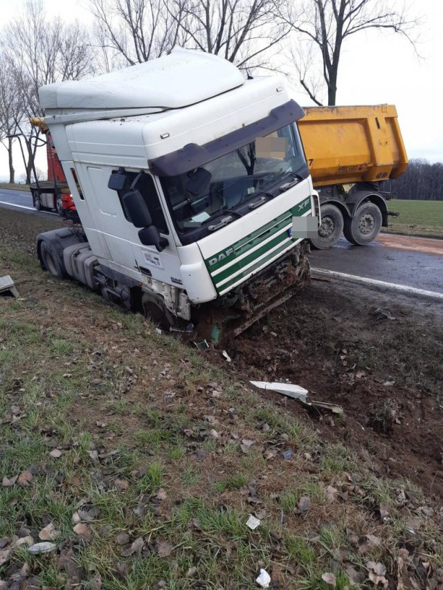 Zderzenie ciężarówki i busa na k8 za Braszowicami