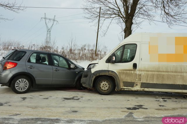 Zderzenie osobówki z busem przed Bobolicami 