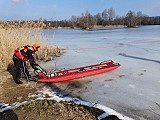 Strażacy ćwiczyli na lodzie