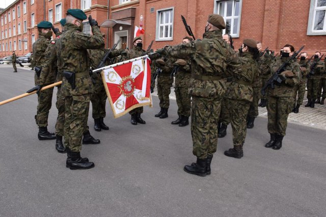 Dolnośląscy Terytorialsi przysięgali w koszarach przy al. Hallera.