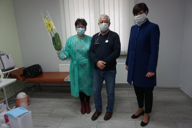Burmistrz Złotego Stoku wręczyła kwiaty pracownikom służby zdrowia