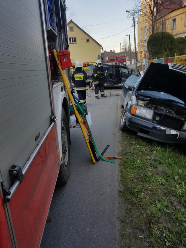 Osobówka staranowała inny pojazd i uderzyła w murek