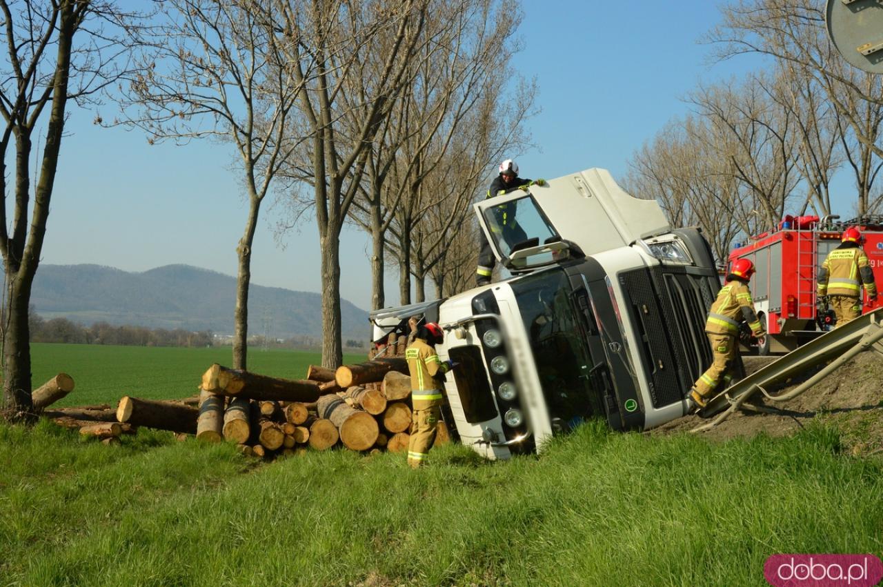 [KOMUNIKAT POLICJI] Samochód ciężarowy przewożący drewno