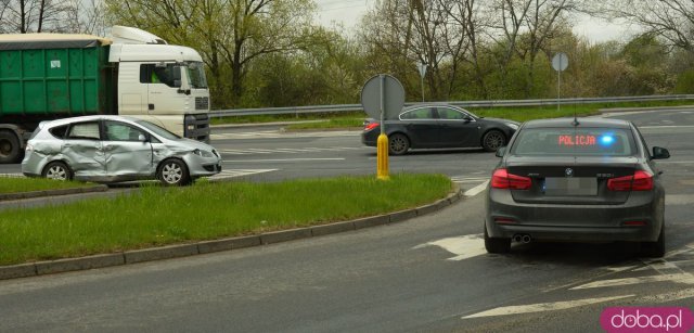 Zderzenie dwóch osobówek i ciężarówki na skrzyżowaniu k8 i Legnickiej